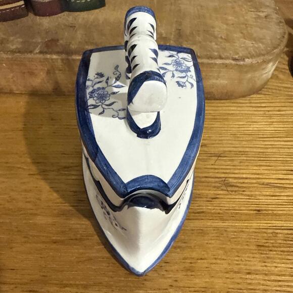 VTG Delft Style Blue White Porcelain Flat Iron Dresser Trinket Jewelry Box - Picture 2 of 9